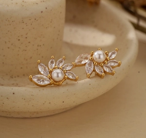 Gros plan sur boucle d'oreille fleur en argent S925 avec perle et oxydes de zirconium