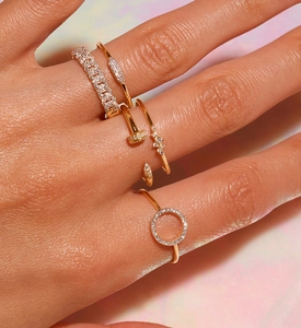 Macro d'un ensemble de bagues dorées avec cristaux micro-pavés et design cercle creux