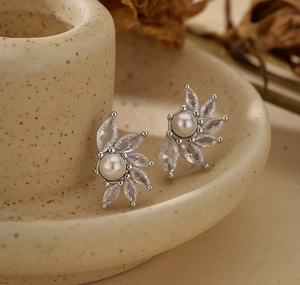 Détails macro de boucles d'oreilles en argent S925 avec perles et zircons marquises