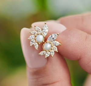 Vue macro des boucles d'oreilles en argent S925 avec perles et zircons marquise dorés