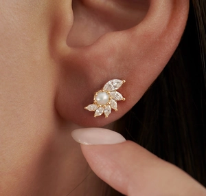 Détail de boucle d'oreille en argent S925 avec perle et zircons taillés en marquise