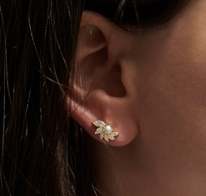 Détail d'une boucle d'oreille en argent S925 avec perle et oxydes de zirconium