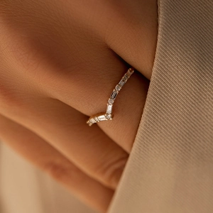 Bague en argent 925 en forme de V avec zircons étincelants de forme ronde et baguette