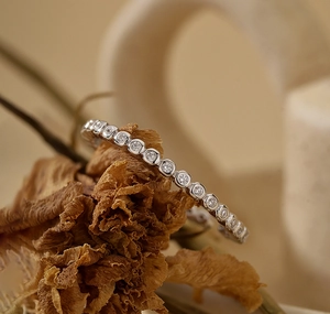 Dettaglio macro dell'anello in argento 925 con pavé di diamanti brillanti micro-incastonati