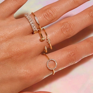 Ensemble de cinq bagues dorées en argent 925 avec zircons creux en forme d'O et clou