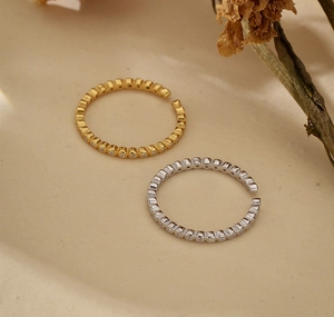 Dettaglio di anelli regolabili in argento S925 con pavé di zirconi e marchio ufficiale