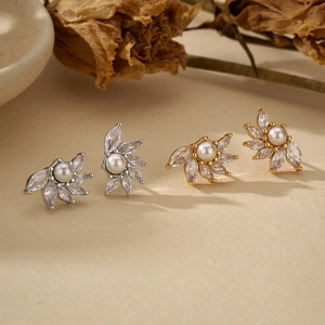 Boucles d'oreilles fleurs en argent S925 avec perle et pierres de zircon brillantes