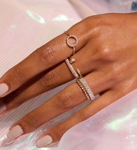Dettaglio di anelli a fascia in argento placcato oro 18K con pavé di diamanti lucidi