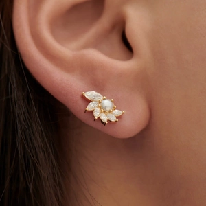 Élégantes boucles d'oreilles en argent S925 avec perles et zircons sur un mannequin