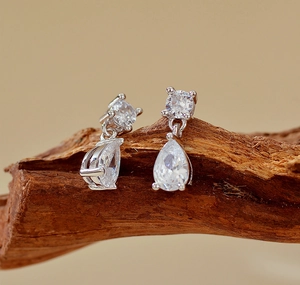 Détail macro de boucles d'oreilles en argent S925 avec zircons ronds et en forme de poire