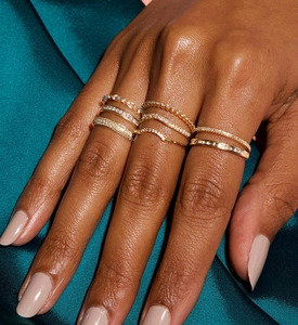 Primo piano di anelli a fascia in argento S925 placcati oro 18K con pavé di diamanti
