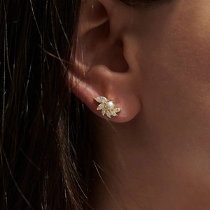 Élégantes boucles d'oreilles en argent S925 avec perle et zircone portées par un modèle
