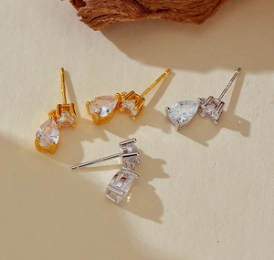 Gros plan de boucles d'oreilles en argent S925 et zircon poire en doré et argenté