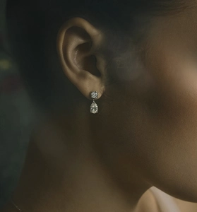 Vue détaillée des boucles d'oreilles S925 en argent avec pierres étincelantes en micro-pavage