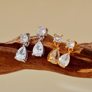 Boucles d'oreilles élégantes en argent S925 avec zircons en forme de goutte d'eau
