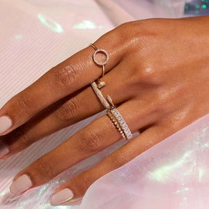 Set di anelli in argento S925 placcato oro 18K con zirconi su sfondo di tulle rosa