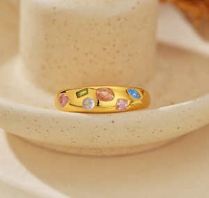 Dettaglio anello in argento S925 dorato con vivaci pietre di zircone multicolore
