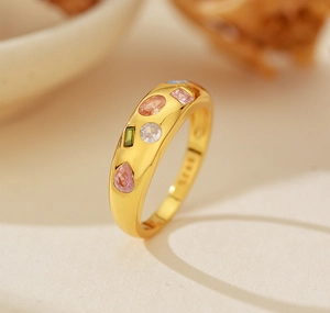 Macro di anello in argento S925 con zirconi colorati incastonati e finitura oro