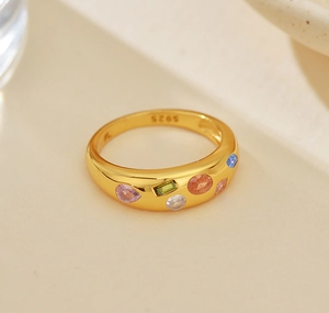 Macro di anello in argento S925 dorato con intarsio di zirconi colorati sagomati