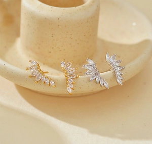 Détail des boucles d'oreilles ailes en argent S925 avec zircons taillés en marquise