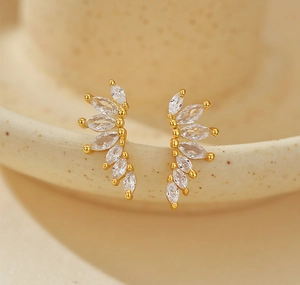 Détail des boucles d'oreilles ailes en argent S925 avec zircons dorés taille marquise