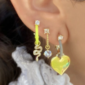 Parure de boucles d'oreilles serpent dorées avec perles jaune néon et zircons brillants