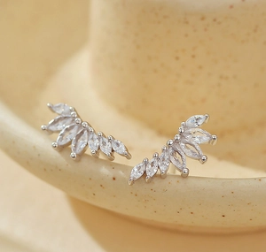 Gros plan de boucles d'oreilles en argent S925 en forme d'ailes avec marquises