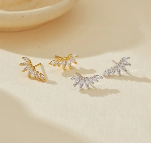 Vue détaillée de boucles d'oreilles ailes en argent serties de zircones marquises