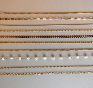 Collection de dix colliers variés en argent 925 plaqué or avec perles et maillons divers
