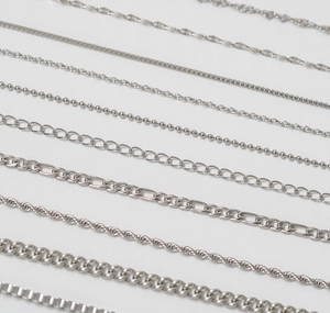 Vue macro détaillée de divers styles et textures de chaînes en argent sterling S925