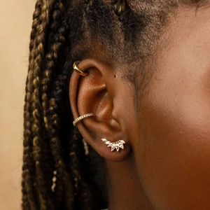 Parure de trois bijoux d'oreille dorés avec zircons marquise et bague d'oreille