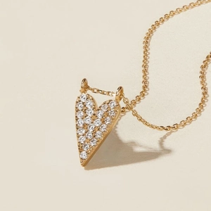 Élégant collier cœur en argent S925 doré avec cristaux pavés sur une chaîne fine