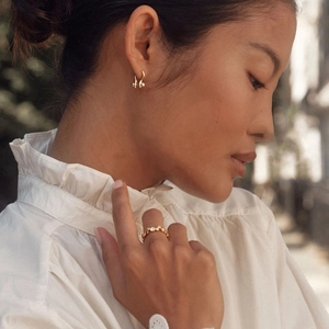 Minimalistische S925 tweekleurige oorringen en holle gouden ring set op model