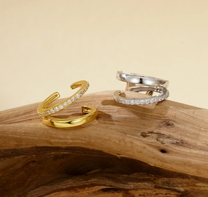 Gros plan de boucles d'oreilles doubles en argent S925 serties de cristaux sur bois