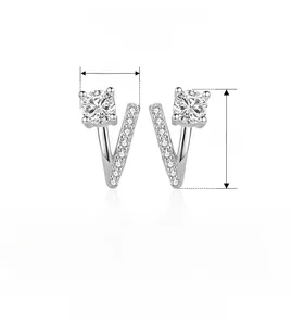 Détails des boucles d'oreilles en argent 925 en forme de V serties de diamants étincelants