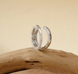 Gros plan d'une manchette d'oreille en argent S925 à double rangée avec oxydes de zirconium