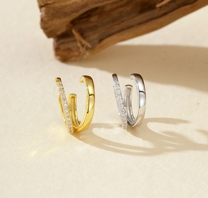 Vue macro de boucles d'oreilles en argent S925 à double couche avec pavé de zircons fins