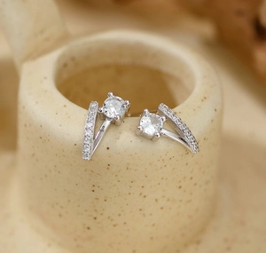 Détail macro de boucles d'oreilles en argent sterling en forme de V serties de zircons