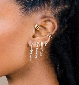 Gros plan du brassard d'oreille double en argent avec zircons et boucle d'oreille pompon