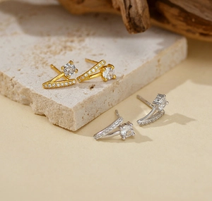 Gros plan de boucles d'oreilles en argent S925 en forme de V serties de micro-diamants
