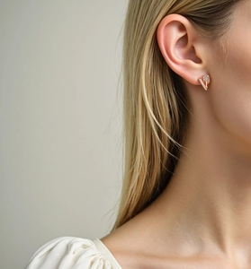 Détail d'une boucle d'oreille en argent 925 en forme de V sertie de zircones cubiques