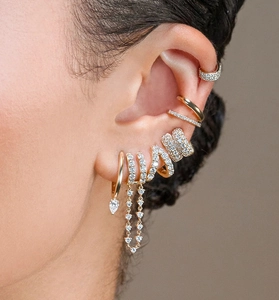 Détail de bagues d'oreille en argent S925 avec micro-pavage de zircons étincelants