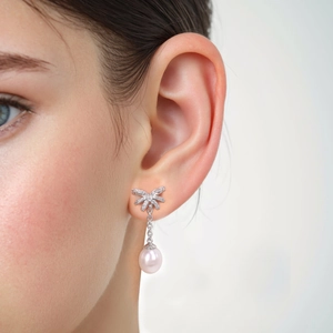 Orecchini a fiocco in argento S925 con perla rosa e pavé di diamanti scintillanti