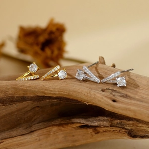 Boucles d'oreilles en argent S925 forme V avec oxydes de zirconium en finitions or et argent