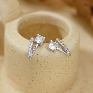 Élégantes boucles d'oreilles en argent 925 en forme de V avec diamants sur céramique mate