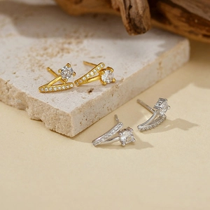 Boucles d'oreilles minimalistes en argent S925 en forme de V avec pavé de diamants