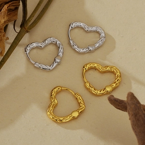 Boucles d'oreilles cœur en argent 925 texturé avec finitions or et argent
