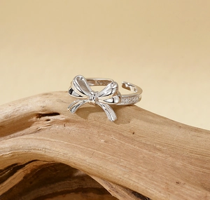 Vue macro de la bague nœud en argent S925 sertie de zircons blancs et d'une gravure