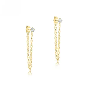 Détail des boucles d'oreilles dorées en forme de U avec pampilles et zircons brillants