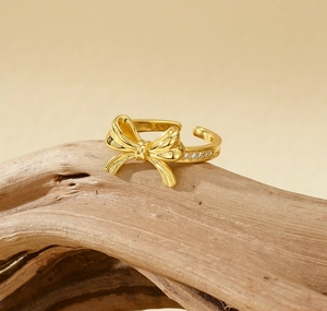 Détail d'une bague nœud en argent S925 avec finition dorée et pierres en zircon